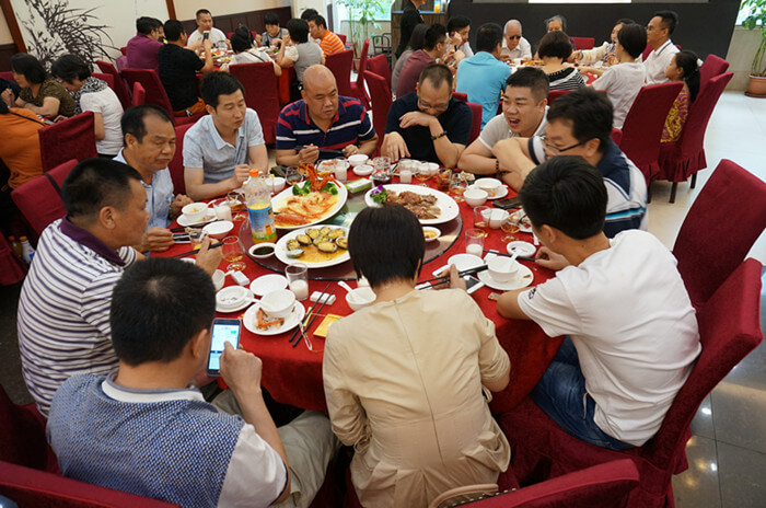 “在回首”當年一起創(chuàng)業(yè)的小伙伴2_副本.jpg